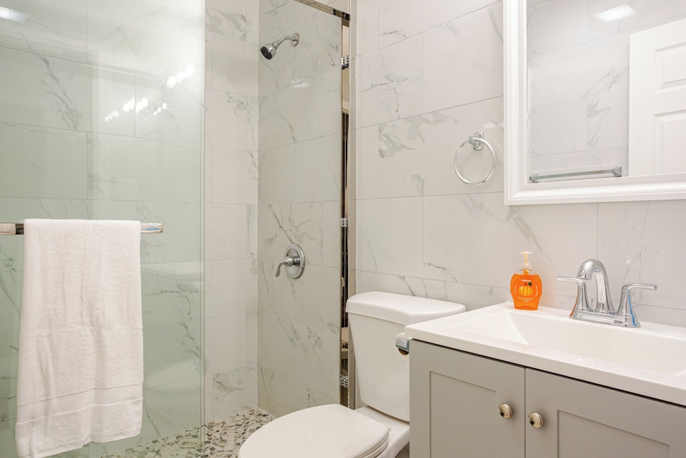 Stylish Minimalist Stay in City Center