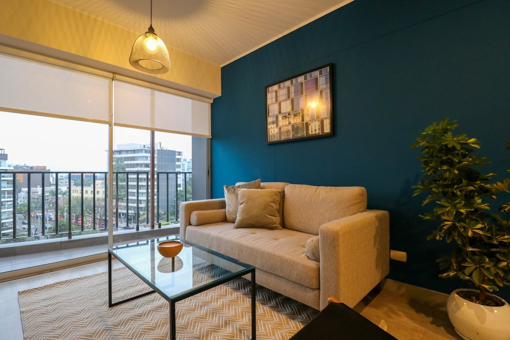 w Glorious 2BR w Balcony in San Isidro