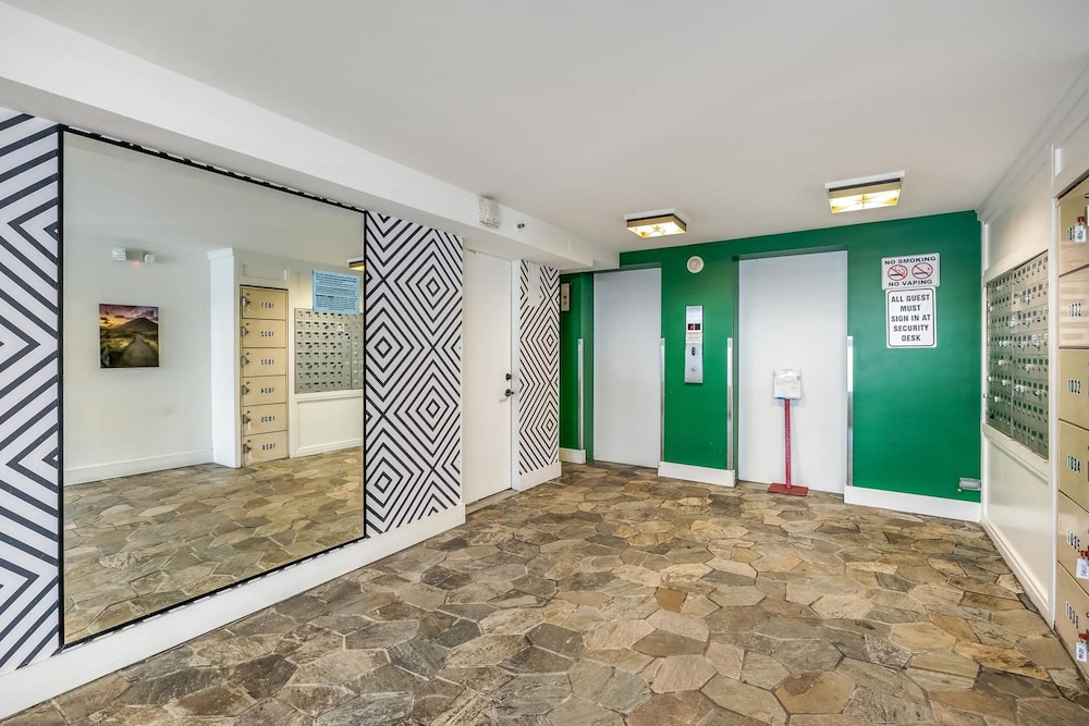 Bright Cozy Condo Unit With Balcony