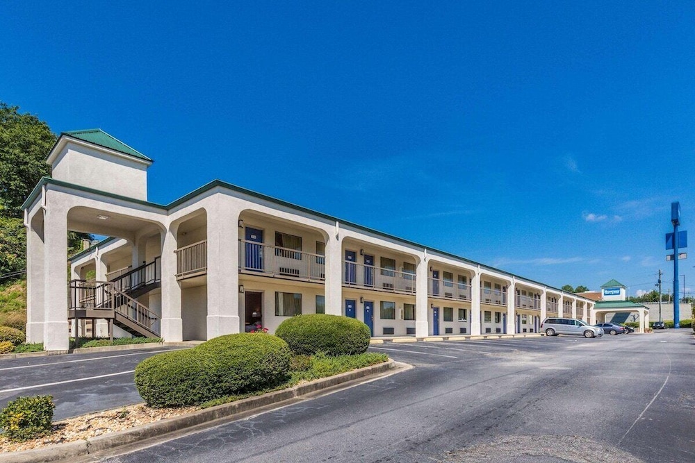 HomeTown Inn & Suites