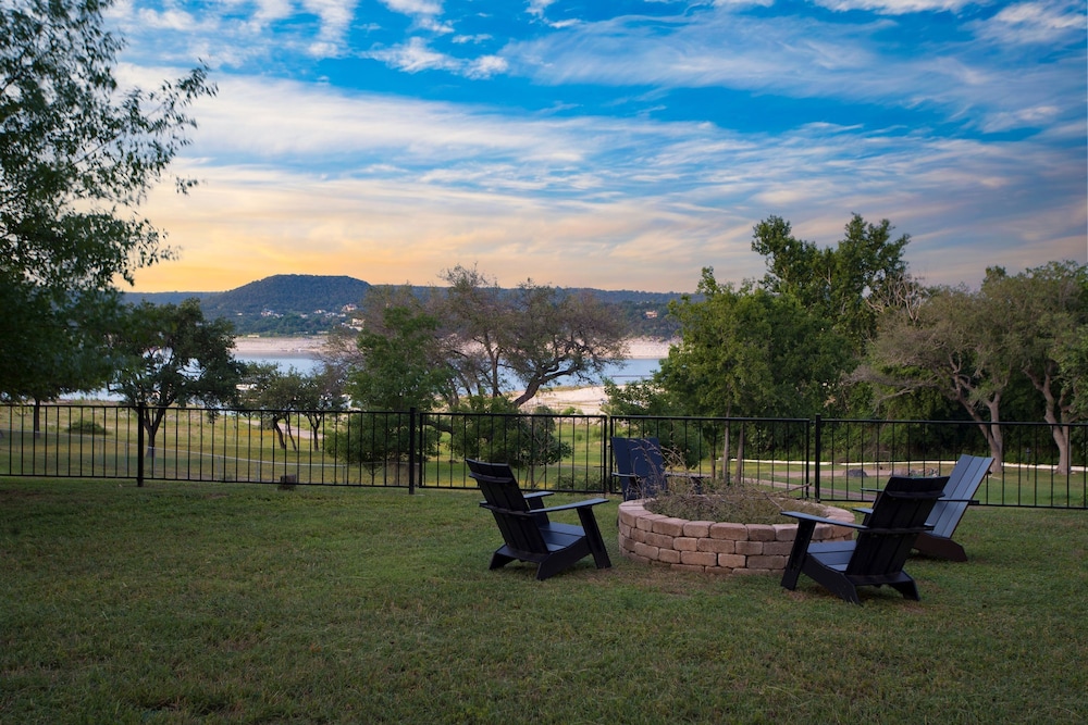 Travis by Avantstay Waterfront Lake Retreat