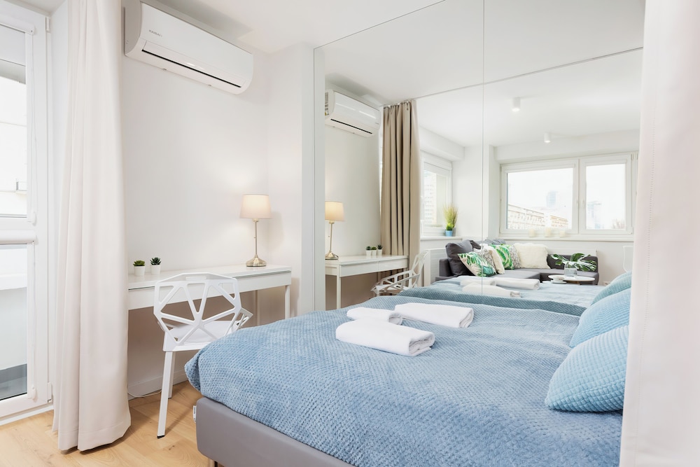 Deluxe Studio Warsaw by Renters view 3