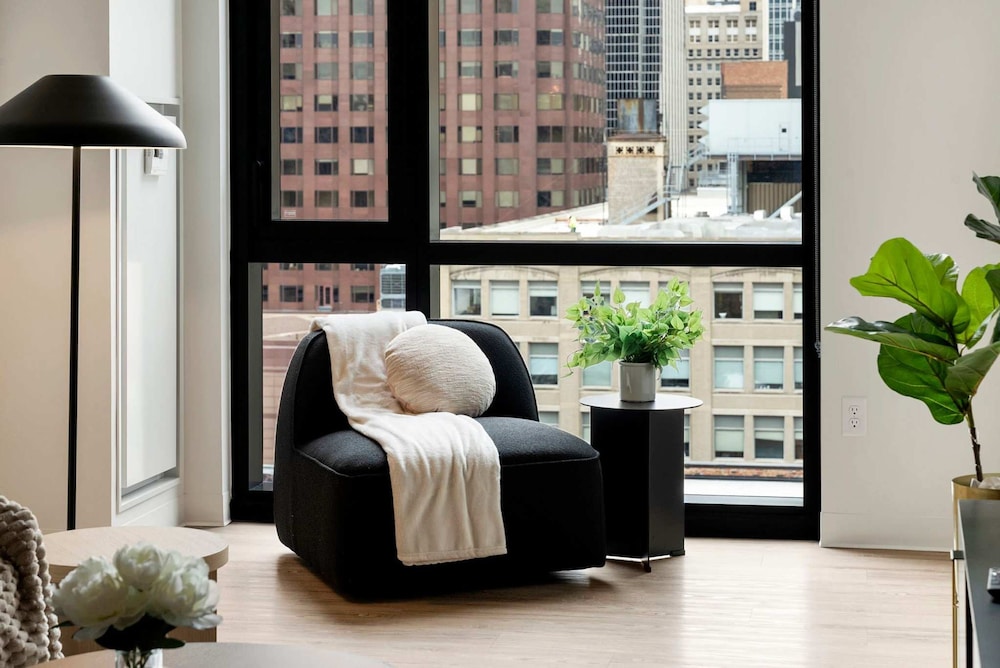 3 Bed 3 Bath High Rise With Gym Amenities