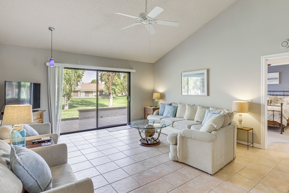 Golf & Swim: Country Club Condo in Palm Desert