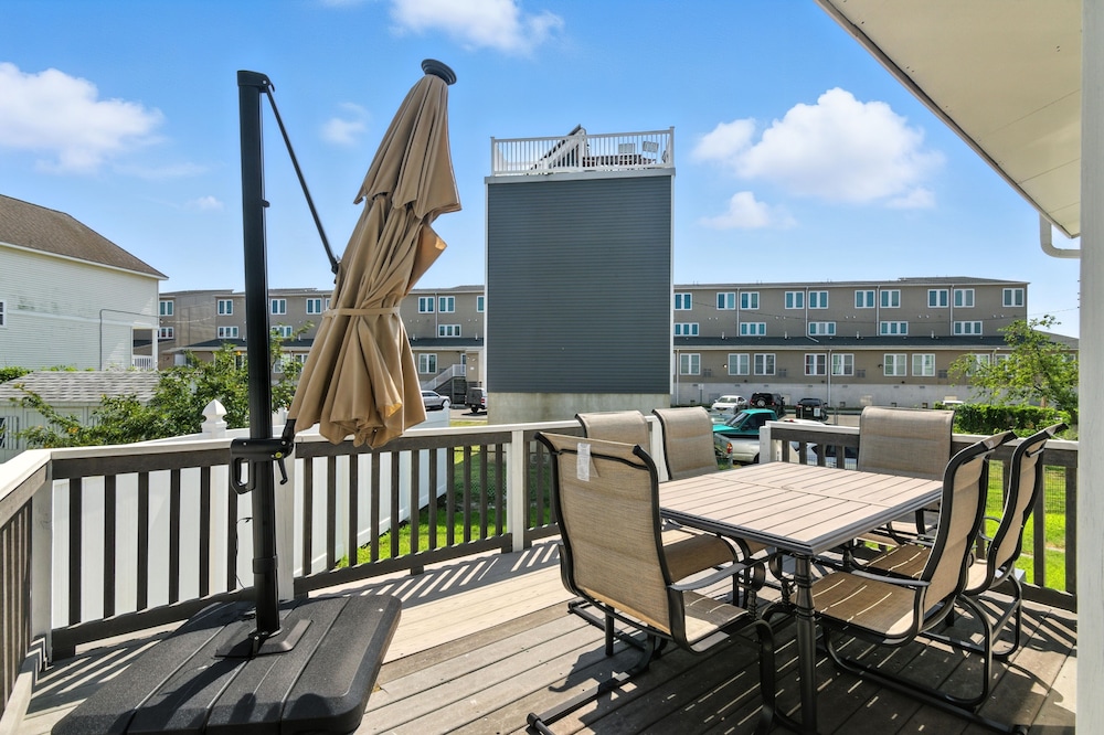 Stylish 3br Retreat Walk To Beach & Boardwalk 3 Bedroom Home