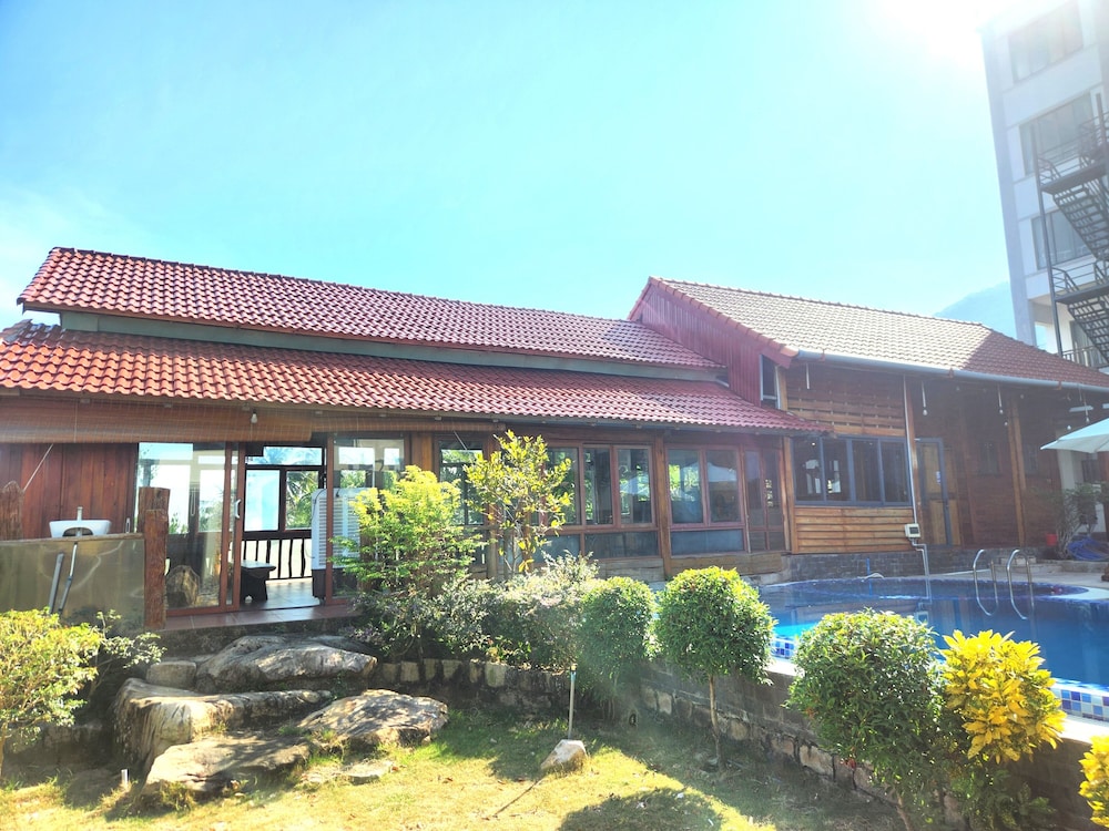 Sunny Shore Resort