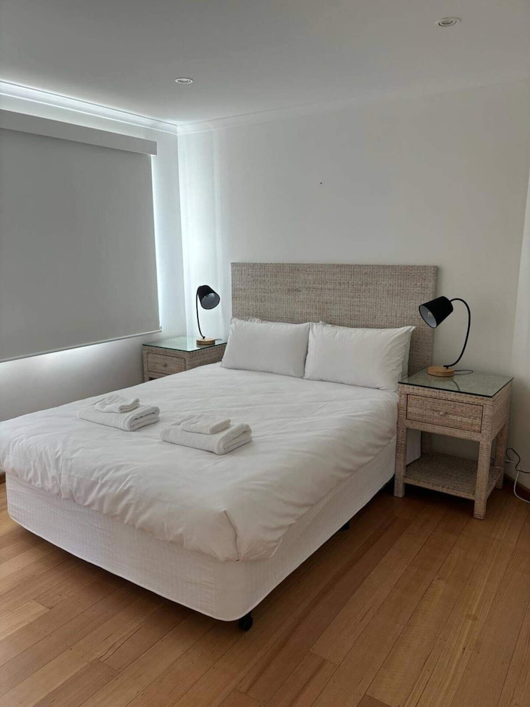 Beautiful 3BR Beachside Apt in Cottesloe!