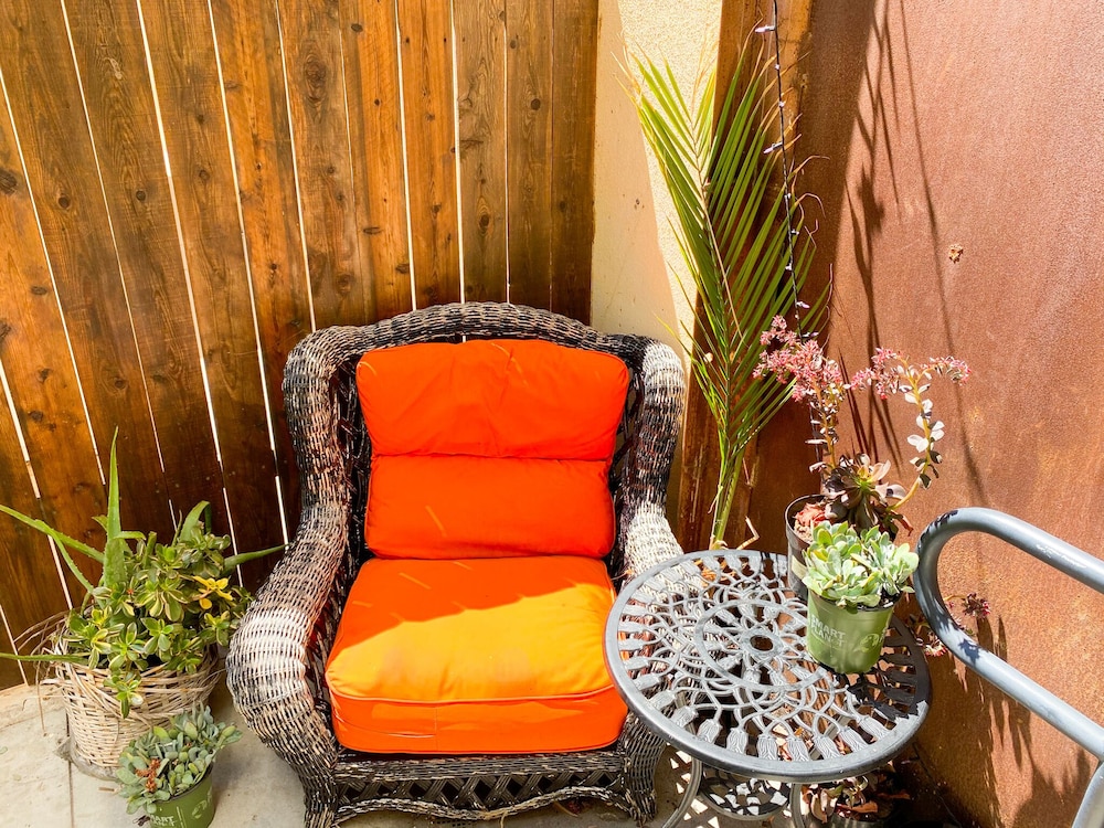 International Travelers House Hostel \- Downtown San Diego Little Italy.