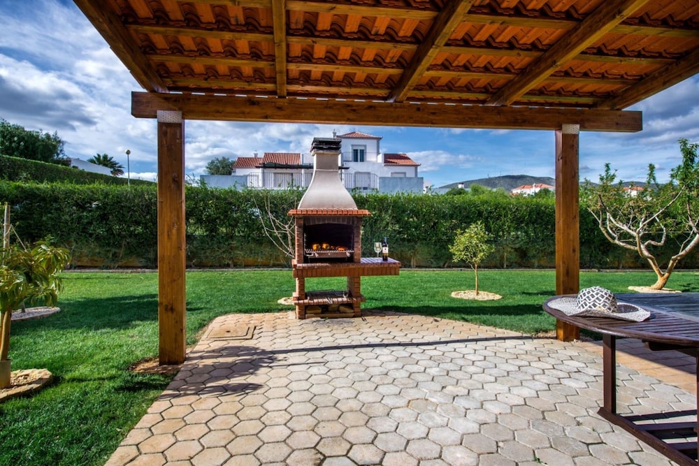 Amapola in Quelfes With 4 Bedrooms and 4 Bathrooms