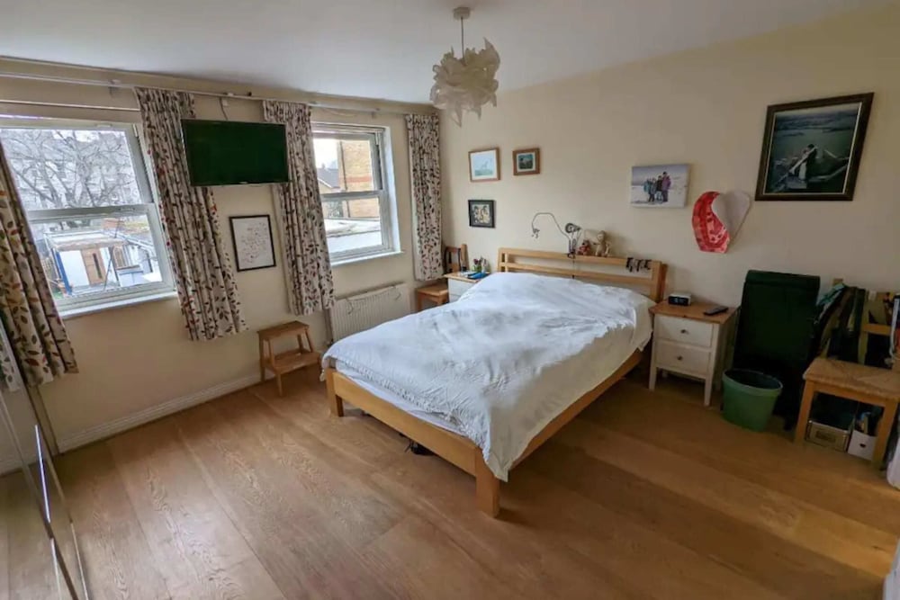 Cheerful 4 Bedroom Home in the Heart of London