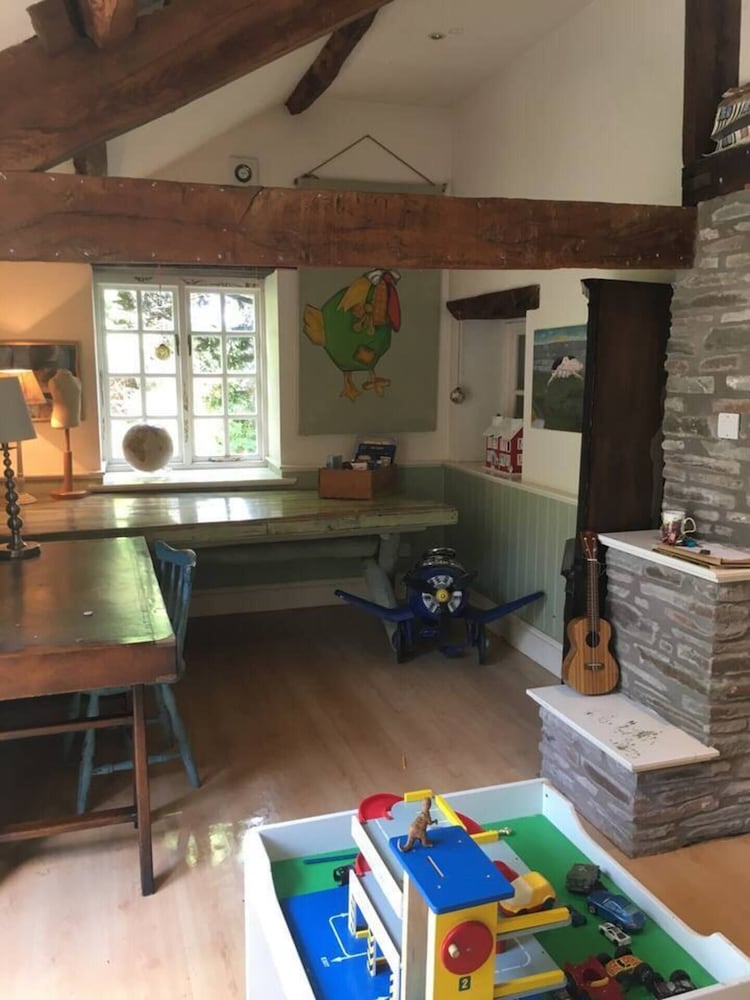 15th Century 6-bed Farmhouse, Sleeps 11, Pets Ok view 4