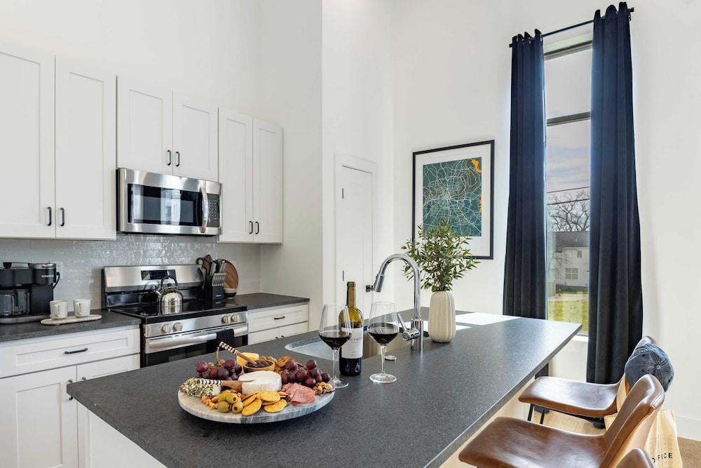 New Build 2 Condos Minutes From Downtown Nashville Dining & Entertainment