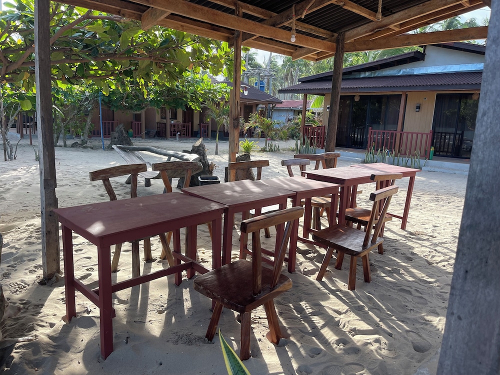 Akoya Beach Park & Cottages