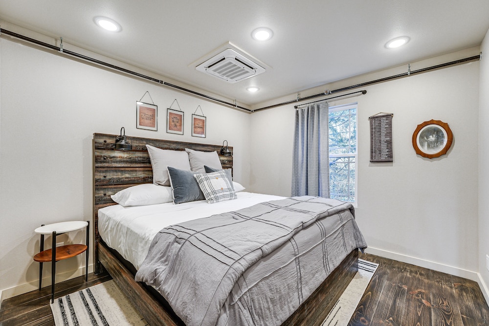 Historic Hollister Home: Shop, Dine & Drink Nearby