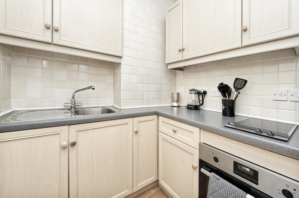 Historic Whitehall Flat in SW1 by Underthedoormat