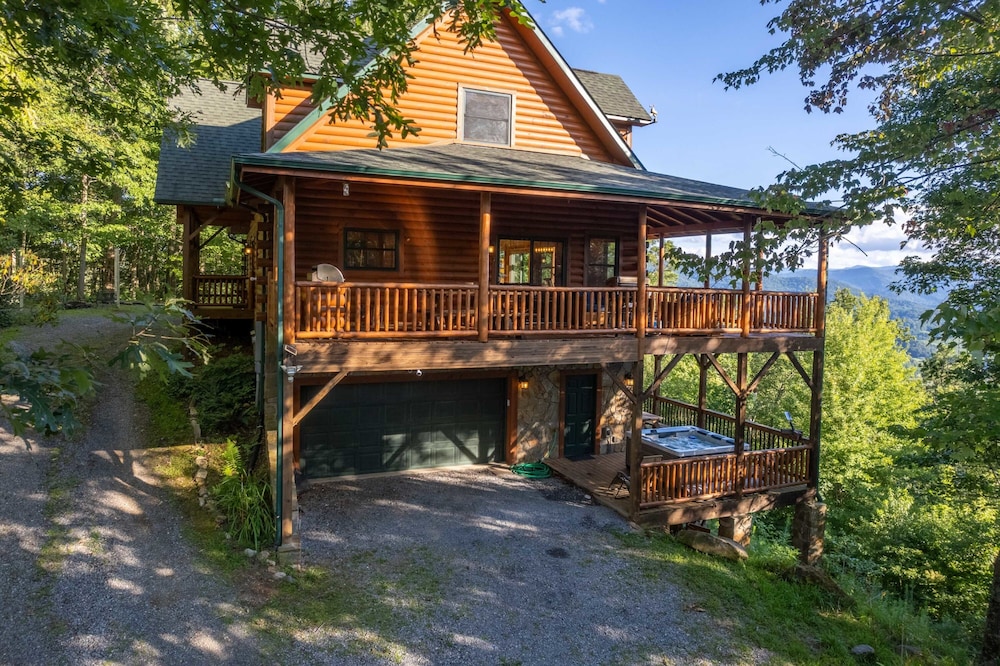 Luxury 4200 Sqft Log Cabin on 50 Acres Sleeps 16