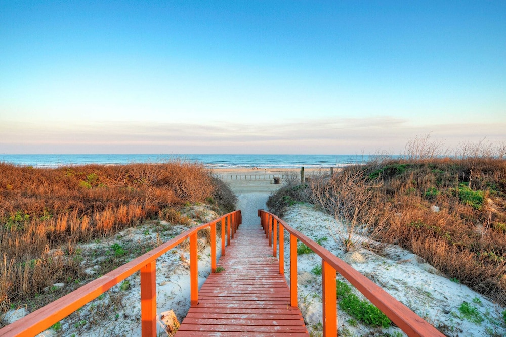 15 Condos, Sleeps 96 w/ Pools & Beach Access Island Retreat by Avantstay