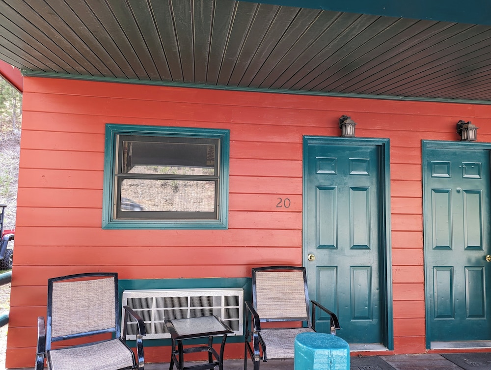 Ponderosa Pines Inn and Cabins