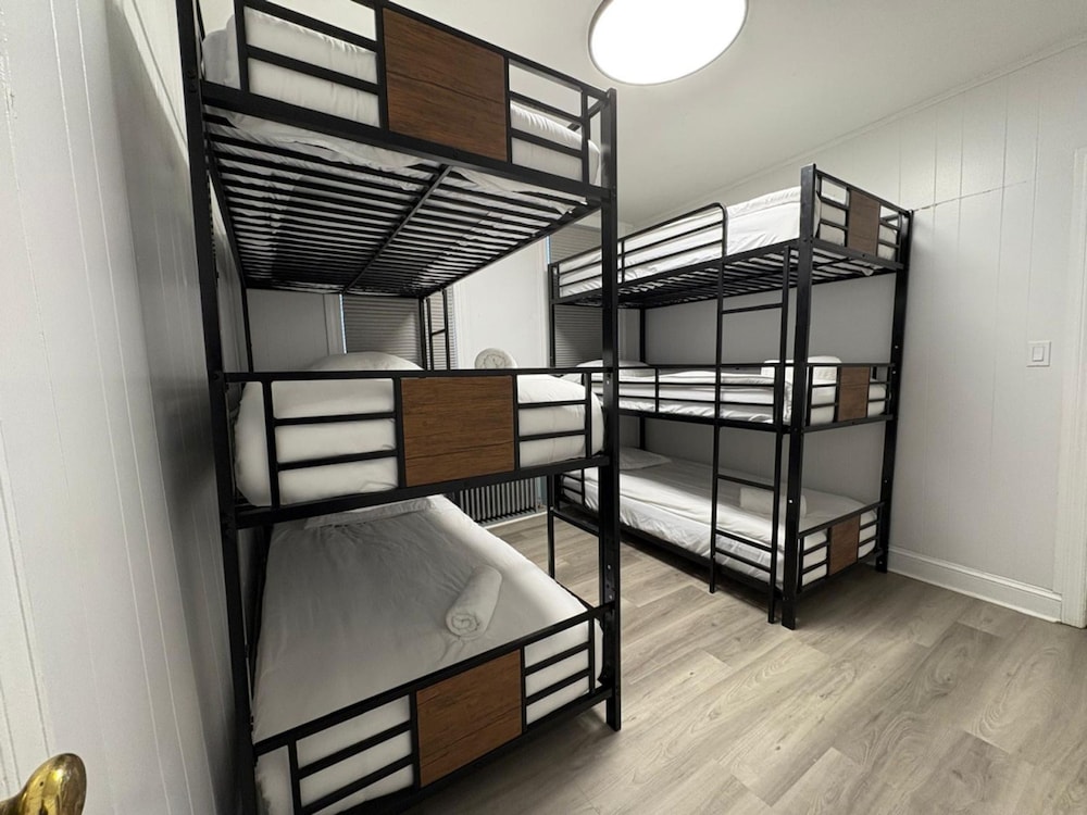 Budget-friendly Home Sleeps 16 Wifi Close to Minyan