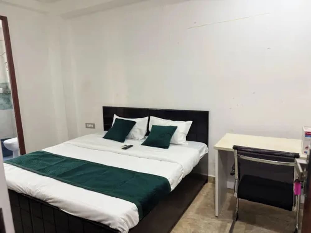 Fabhotel Ditvi Residency
