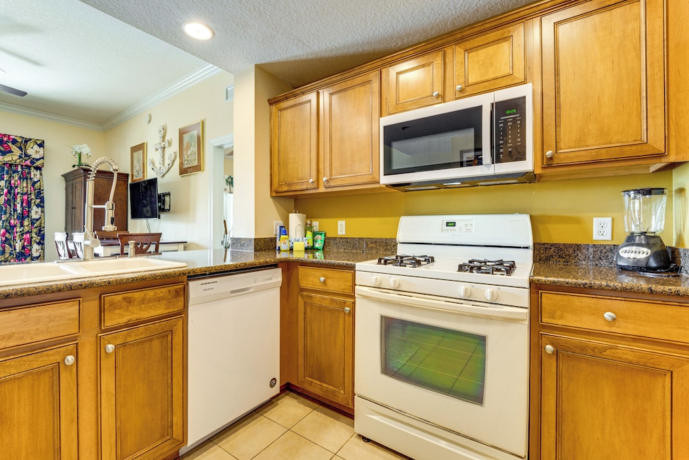 7 Mi to Disney World: Condo w/ 2 Balconies + Pools