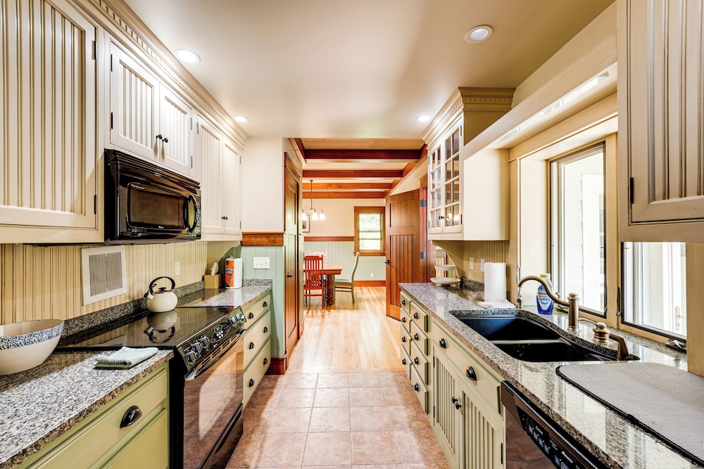 Hamlin Lake Retreat: Spacious Stay for Groups!