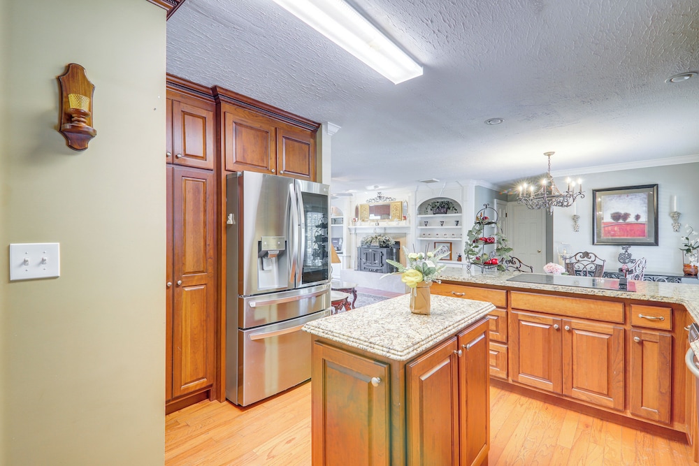 Game Room + Pond: Spacious Gainesville Getaway!