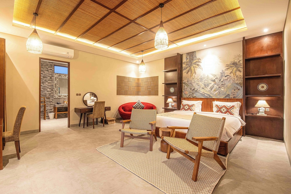 Luxury 5-bedroom Canggu Beach Villa With Scenic Ri