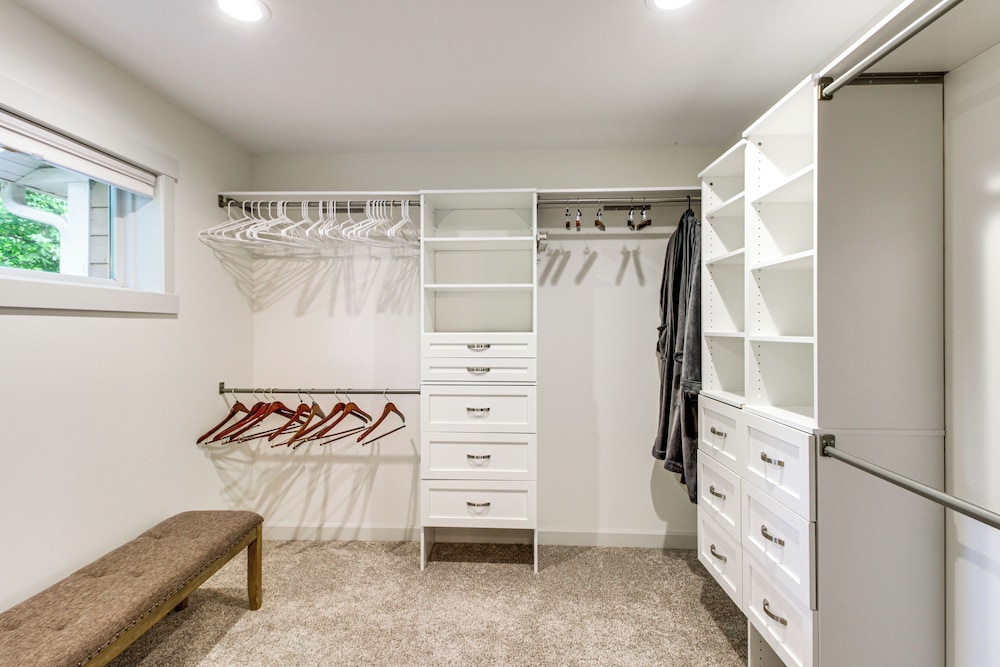 Hot Tub & Game Room: Lakefront Merrifield Retreat!