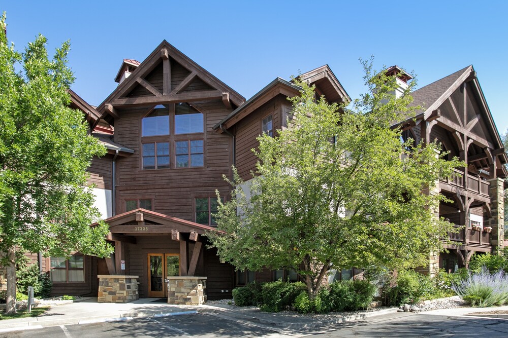 104 Lodge At Brookside 2 Bedroom Condo by RedAwning - Property Image 3