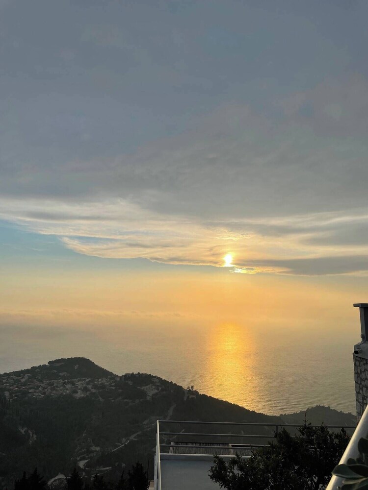 The White House Evgrious, Sleeps 4, Close to Beach