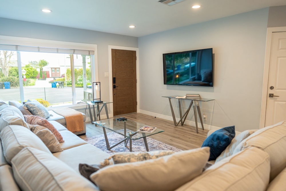 Upscale Upgraded Beautiful Spacious 3BR House in Encino Fully Renovated With Garage Very Large Fenced Yard Patio AT END OF Cul-de-sac p84