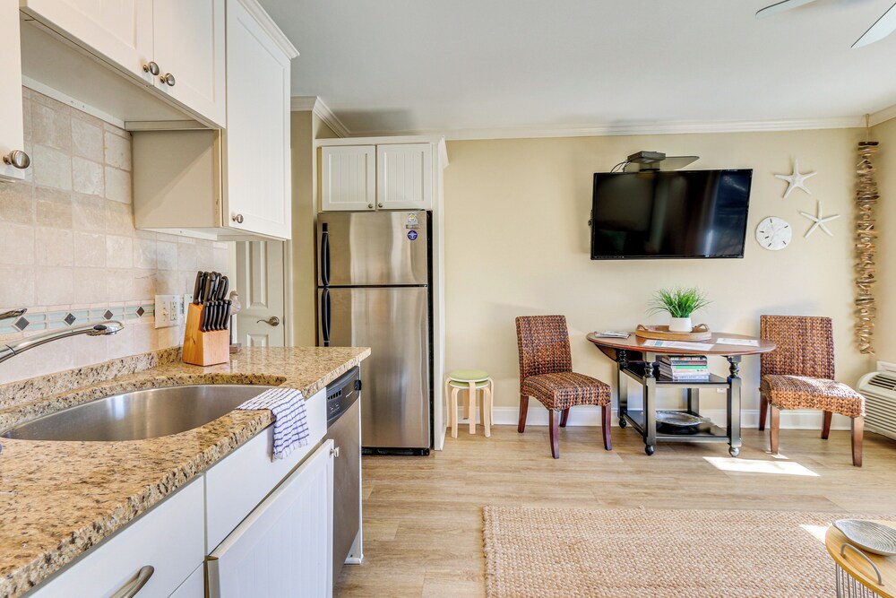 Walk to Coligny Beach Park: Condo w/ Pool Access!