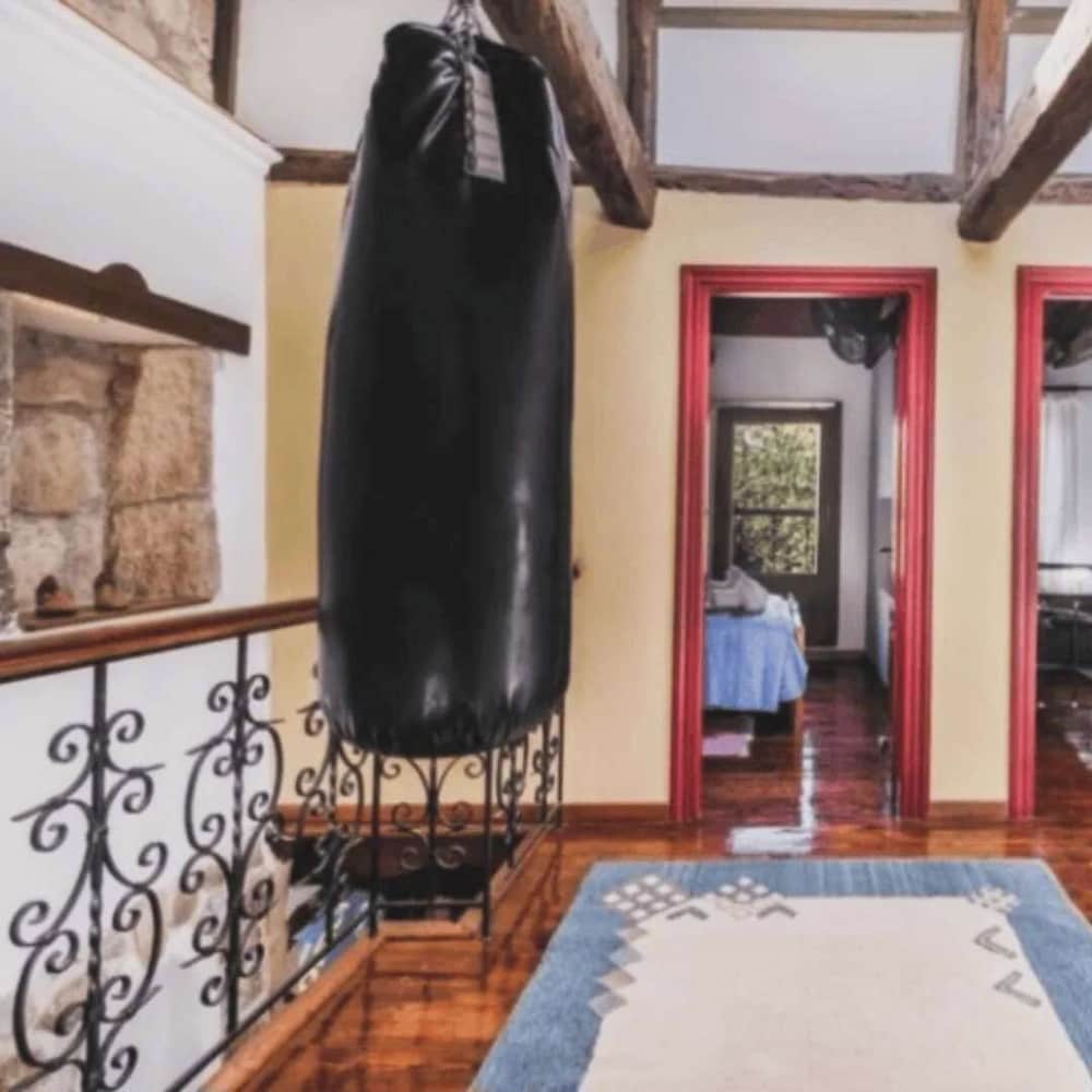 2-bed Home in Kolivata - Sleeps 4 - Wifi - Parking