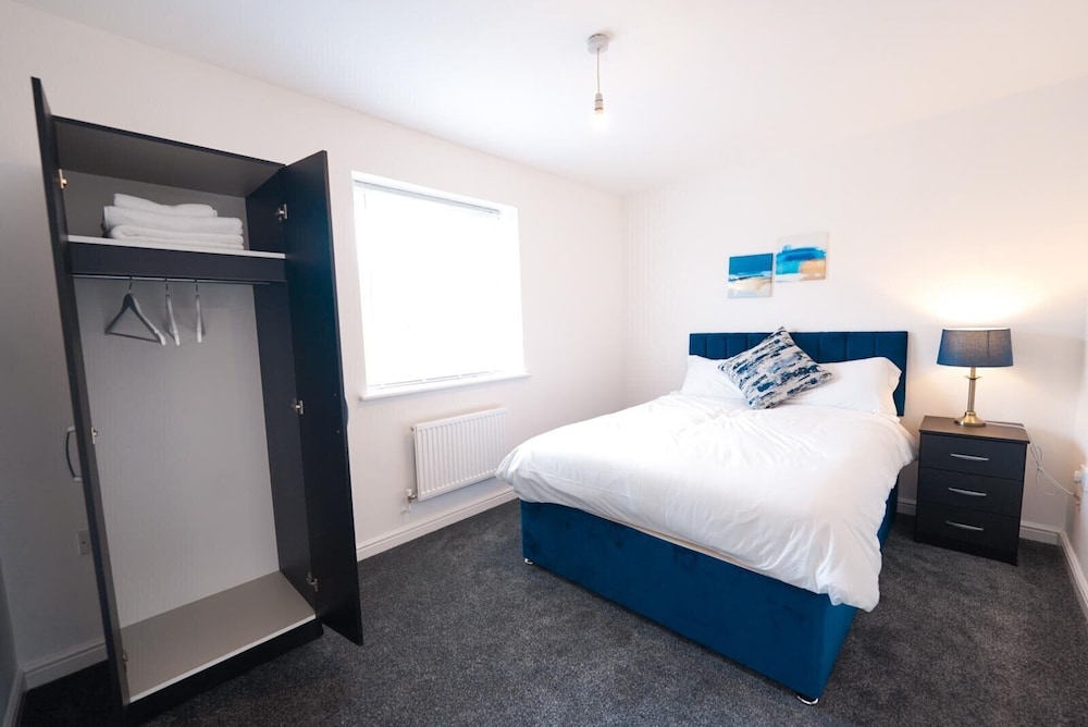 4 Bed House - Sleeps 8 - Garden - Parking - Wifi