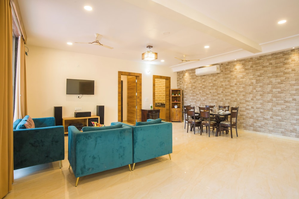 Alaya Stays 5BHK Roohmon's Farm Pvt Pool