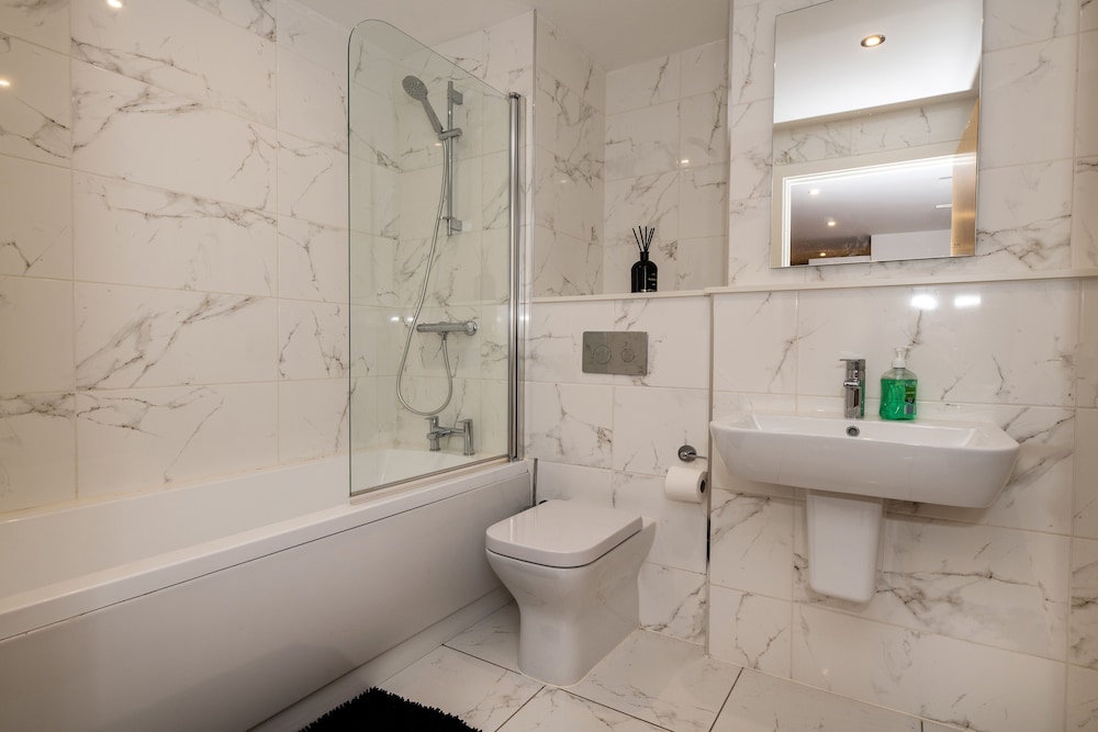 Spacious & Lovely 1 Bed in Birmingham City Centre view 5