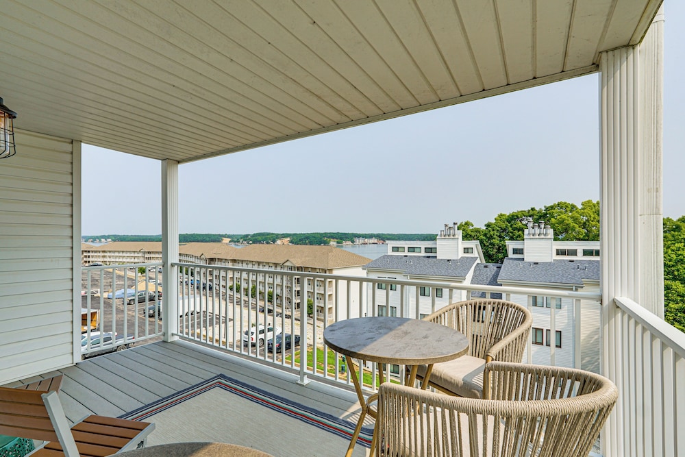 Pool Access & Lake Views: Osage Beach Family Gem