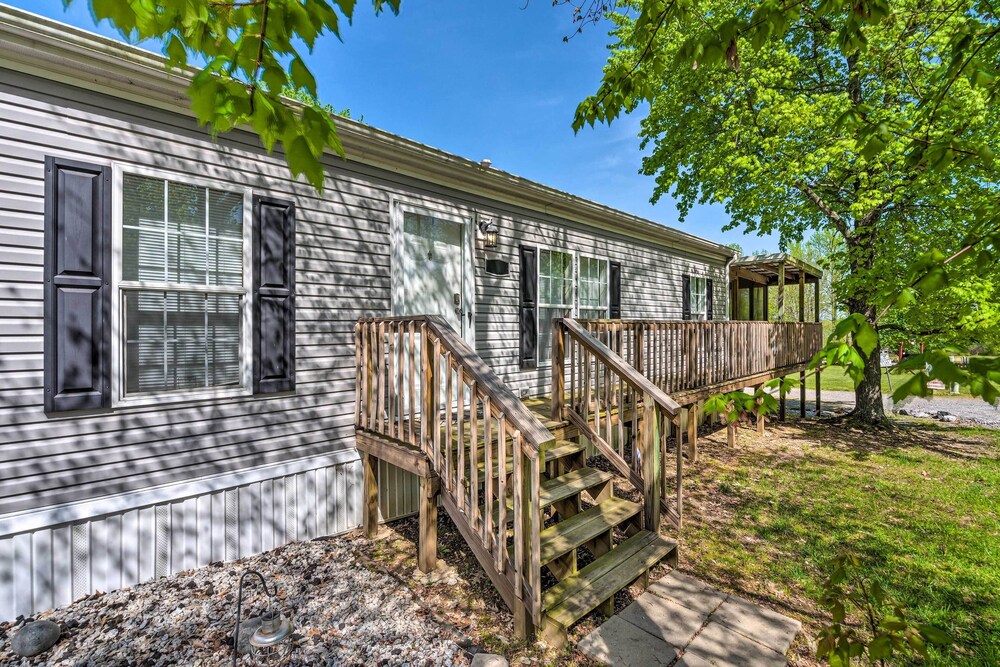 Cozy Hardin Retreat w/ Lake Kentucky View!