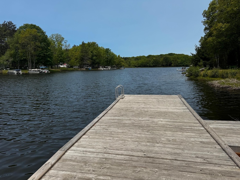 Timber Nest Goshorn Lake Dock, Pool, Town HOT Tub!