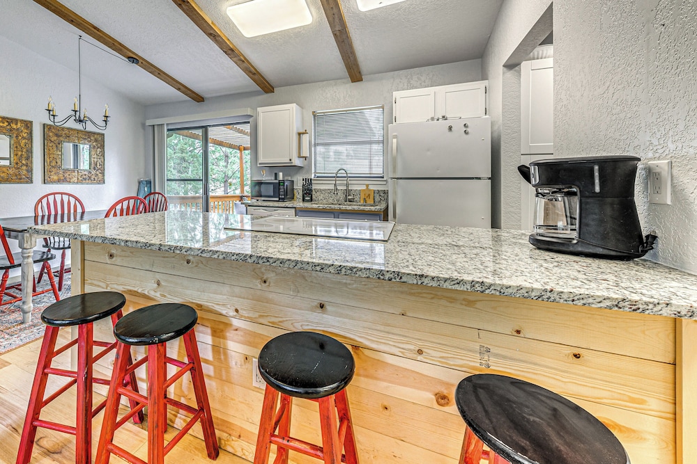 4 Mi to Dtwn: Cozy Family Condo in Ruidoso!