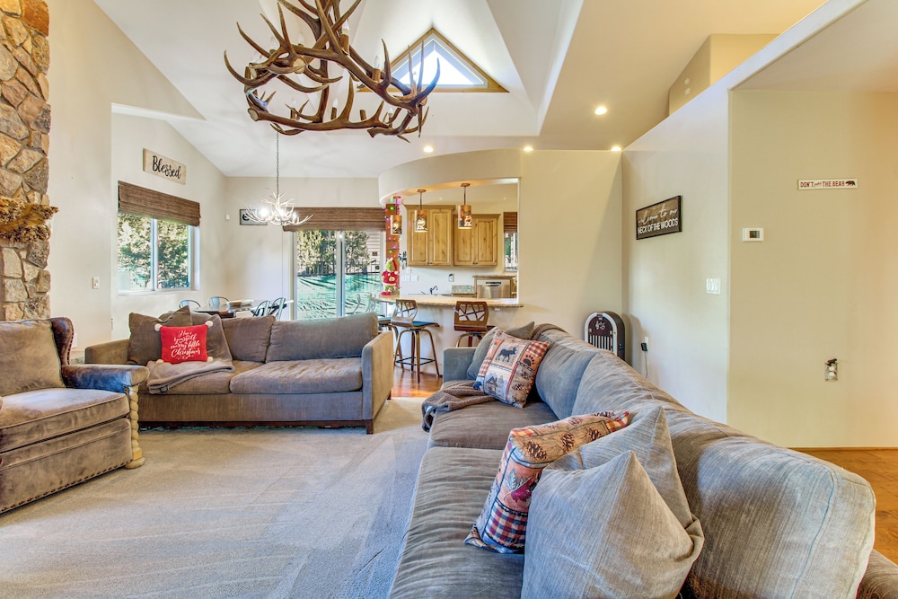 Close to Fool Hollow Lake! Show Low Cabin Getaway