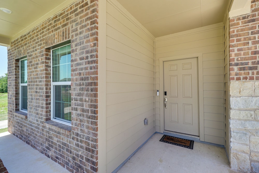 6 Mi to Mckinney Falls: Spacious Home w/ Game Room