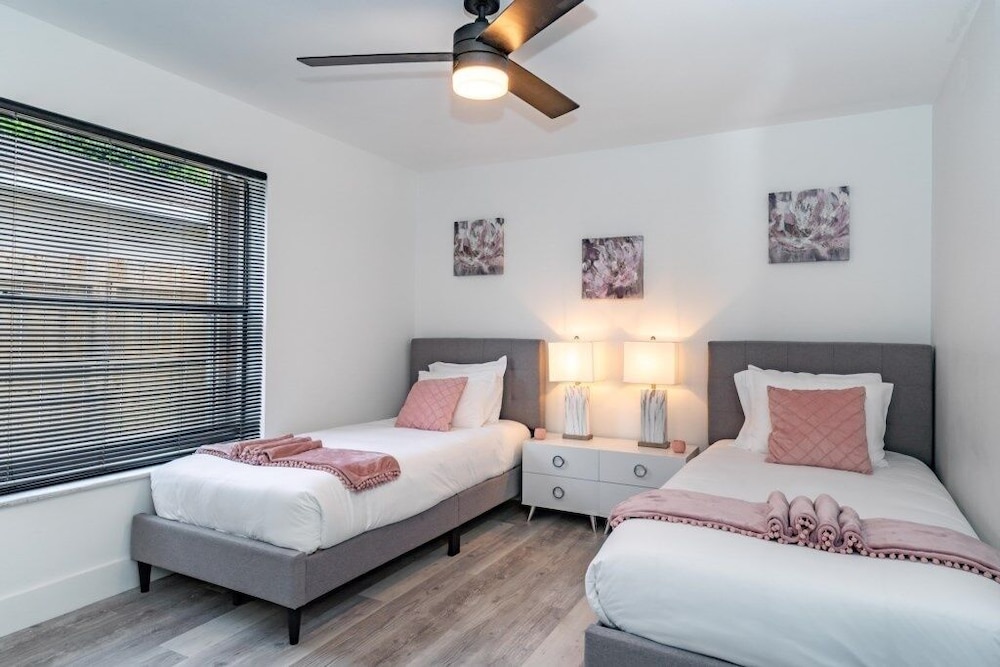 Fox Island Heated Spa- Downtown & Beach 4 Bedroom Home