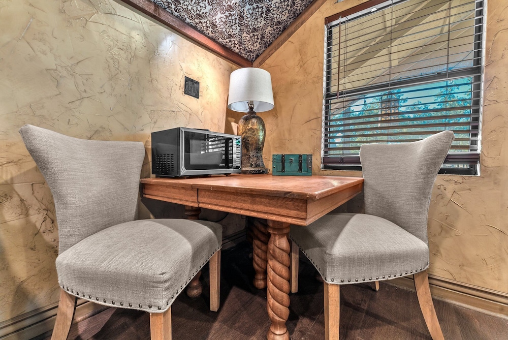 The Vines Retreat, Hot-tubs, Game Room, 10-mins to Downtown!