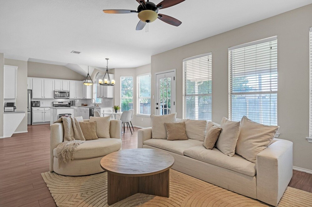 Modern 4br Gem Chic Comfort In Austin 4 Bedroom Home
