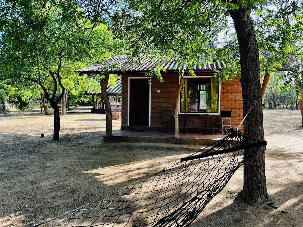 Funky Leopard Safari Lodge Bordering Yala National Park - Hostel