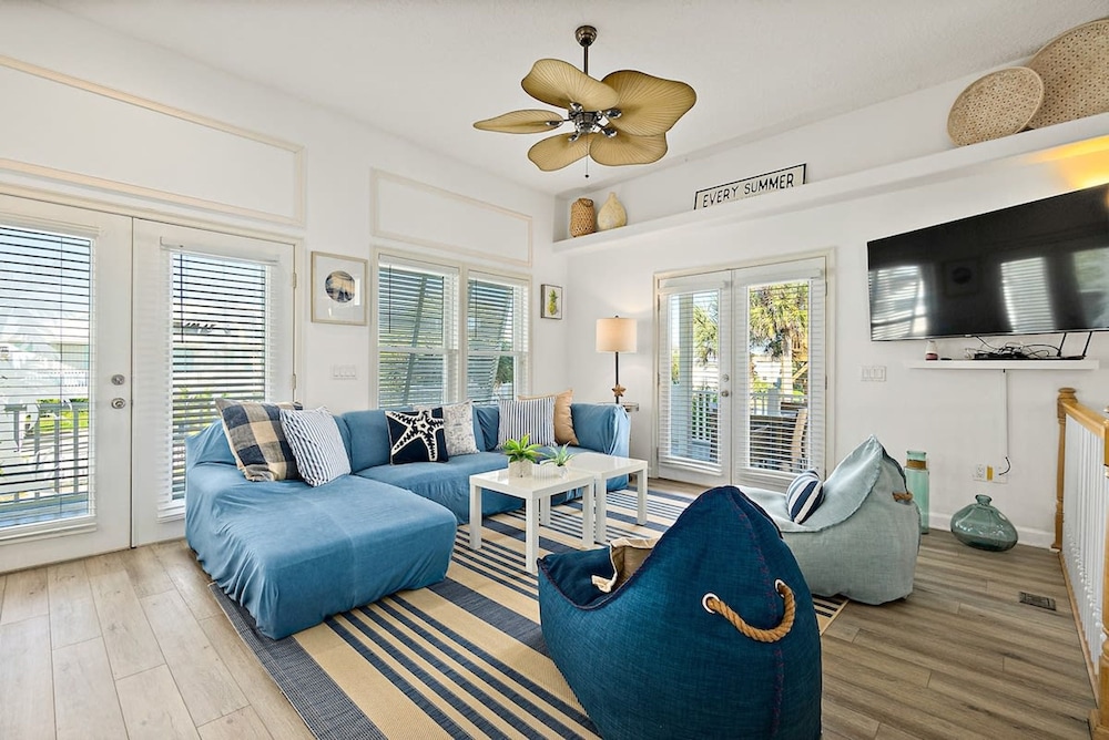 Perfect Beach House 2min Walk With Heated Pool and Hot Tub 4 bed 3 Bath With Pet Friendly
