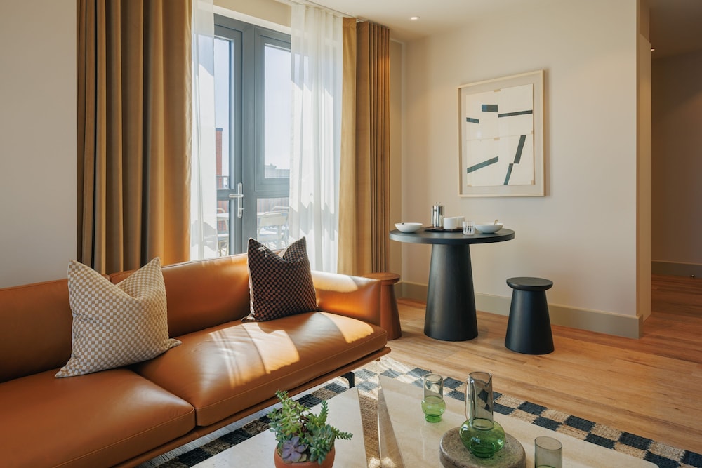 Sophisticated Studio Flat With Rooftop Access