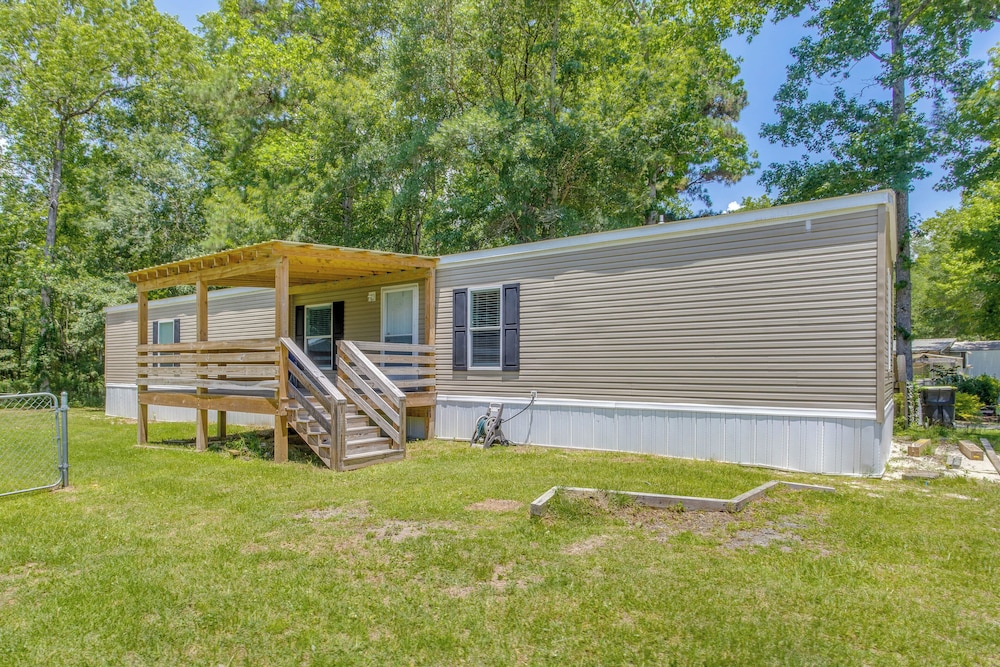 2 Mi to Ocean Isle Beach: Family Home w/ Deck!